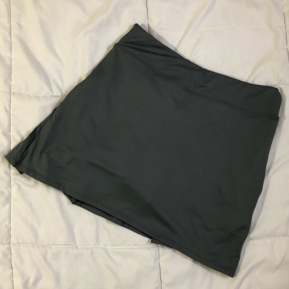 NWOT Honour Gray Tennis Skirt (size small)